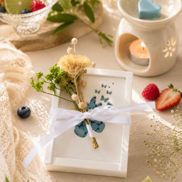 Χειροποίητα γαλάζια wax melts σε σχήμα καρδιάς με αποξηραμένα λουλούδια και λευκή κορδέλα. Χειροποίητα γαλάζια wax melts σε σχήμα καρδιάς με αποξηραμένα λουλούδια και λευκή κορδέλα.